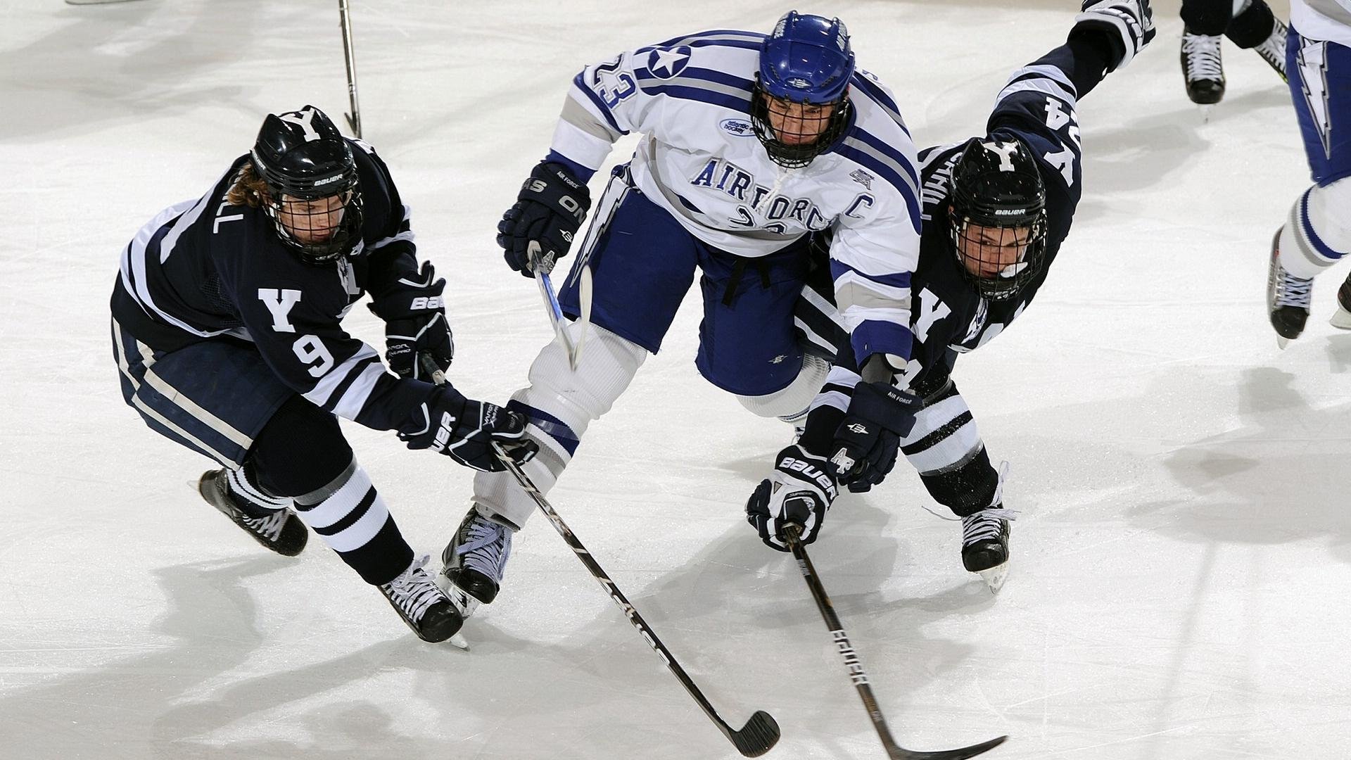 训练期间强度逐步升级提升比赛临场应对复杂局势能力,比赛前训练强度